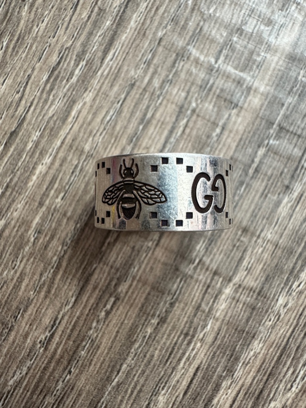 Gucci Silver Bee and GG Engraved Band